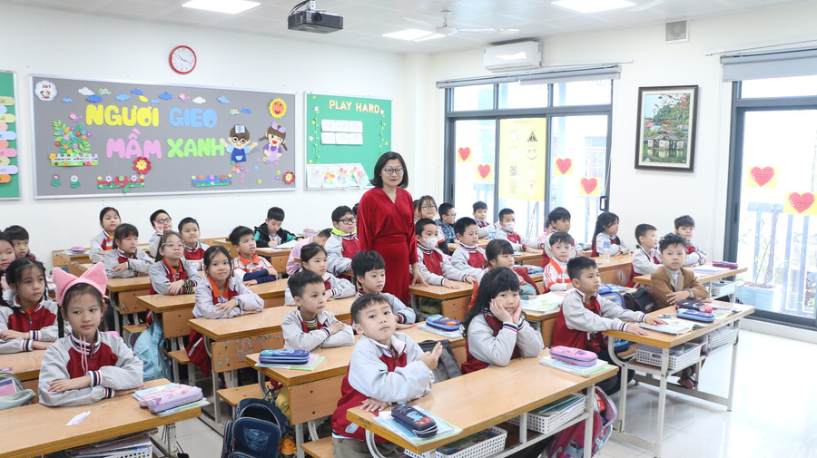 Cô trò Trường Tiểu học Thịnh Hào trong một giờ học trên lớp. Cô trò Trường Tiểu học Thịnh Hào trong một giờ học trên lớp.