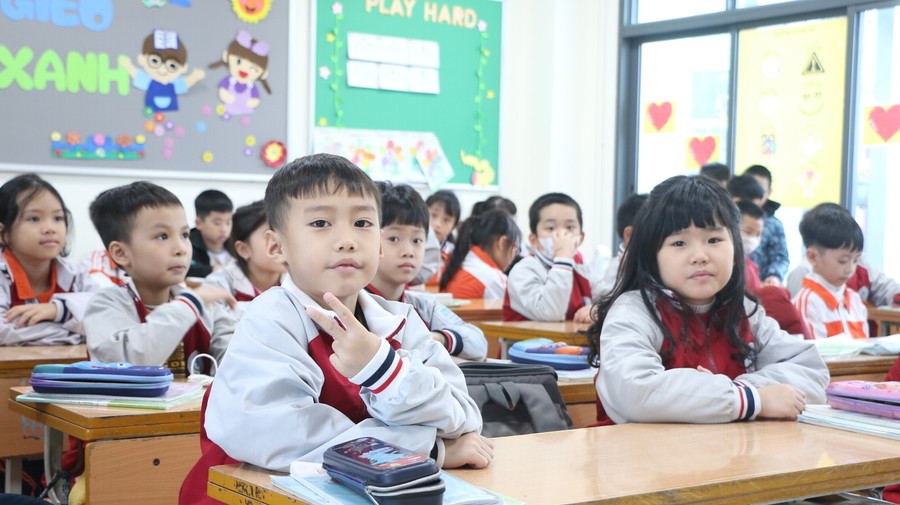 Các em được "gieo mầm" từ những điều nhỏ nhất như thói quen chào hỏi, giữ vệ sinh lớp học chính là khởi đầu của trường học hạnh phúc. Các em được "gieo mầm" từ những điều nhỏ nhất như thói quen chào hỏi, giữ vệ sinh lớp học chính là khởi đầu của trường học hạnh phúc.