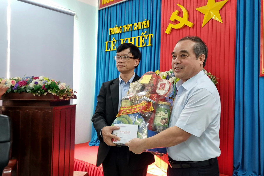 Ông Trần Hoàng Tuấn, Phó Chủ tịch Thường trực UBND tỉnh Quảng Ngãi chúc mừng thành tích của thầy và trò Trường THPT chuyên Lê Khiết. Ông Trần Hoàng Tuấn, Phó Chủ tịch Thường trực UBND tỉnh Quảng Ngãi chúc mừng thành tích của thầy và trò Trường THPT chuyên Lê Khiết.