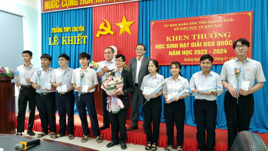 Trao thưởng cho các học sinh đoạt giải tại Kỳ thi chọn học sinh giỏi quốc gia năm học 2023-2024.