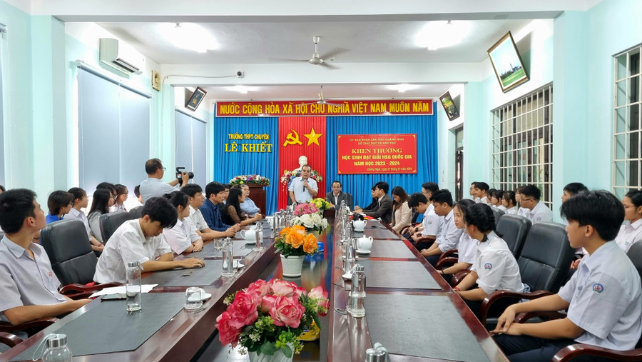 49 thí sinh đạt giải là con số lớn nhất từ trước đến nay của Quảng Ngãi tại kỳ thi chọn học sinh giỏi quốc gia. 49 thí sinh đạt giải là con số lớn nhất từ trước đến nay của Quảng Ngãi tại kỳ thi chọn học sinh giỏi quốc gia.