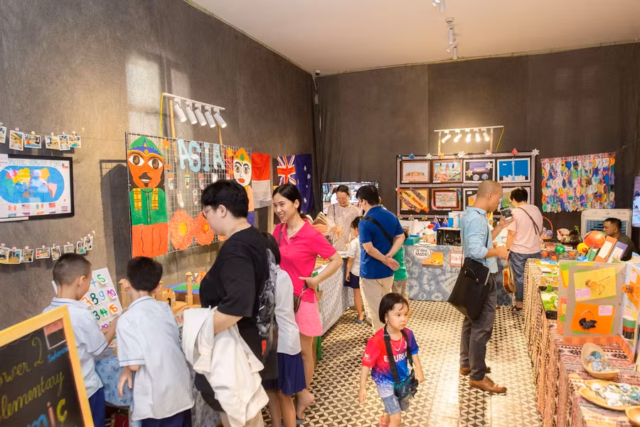 Khách tham quan ấn tượng với các gian trưng bày thuộc Dự án nghiên cứu học thuật liên môn tại Triển Lãm “Những Dấu Chân Nhỏ" - Mùa 3