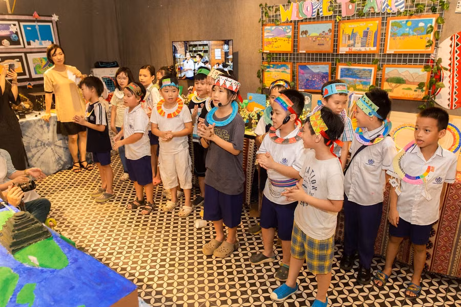 Học sinh trình bày các tiết mục hát và múa truyền thống của Châu Phi