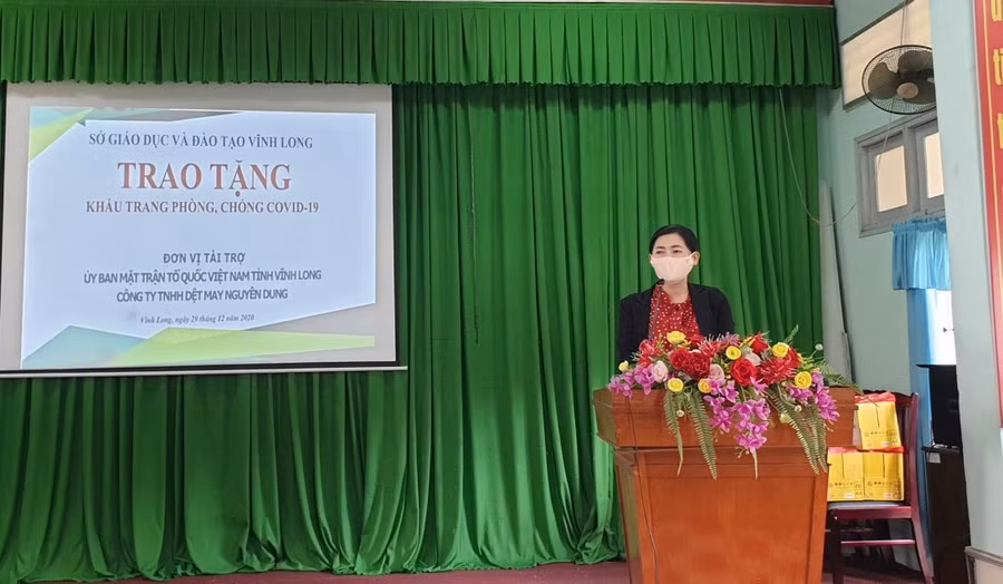 Bà Nguyễn Thị Ngọc Bích, Phó Giám đốc Sở GD&amp;ĐT tỉnh Vĩnh Long phát biểu tại buổi lễ.