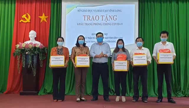 Đại diện ngành GD Vĩnh Long tiếp nhận khẩu trang.