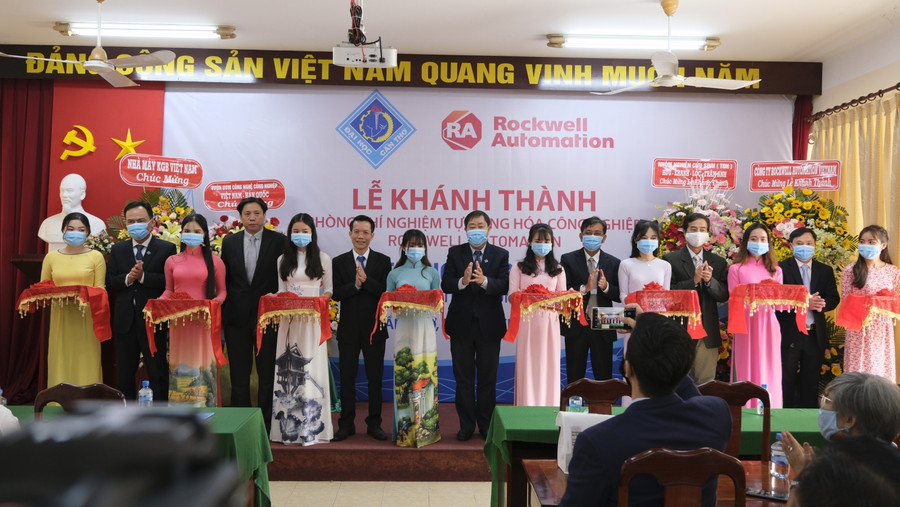 Đại diện Trường Đại học Cần Thơ và các đơn vị cắt băng khánh thành.