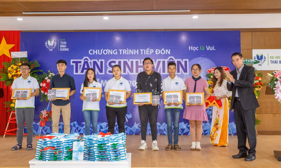 Nhiều phần quà học bổng được trao đến tân sinh viên trường Thái Bình Dương.