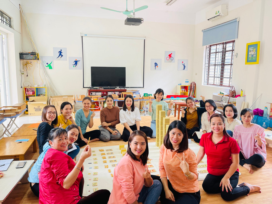 Cán bộ, giáo viên Trường Mầm non Yên Sở hăng say bồi dưỡng chuyên môn.