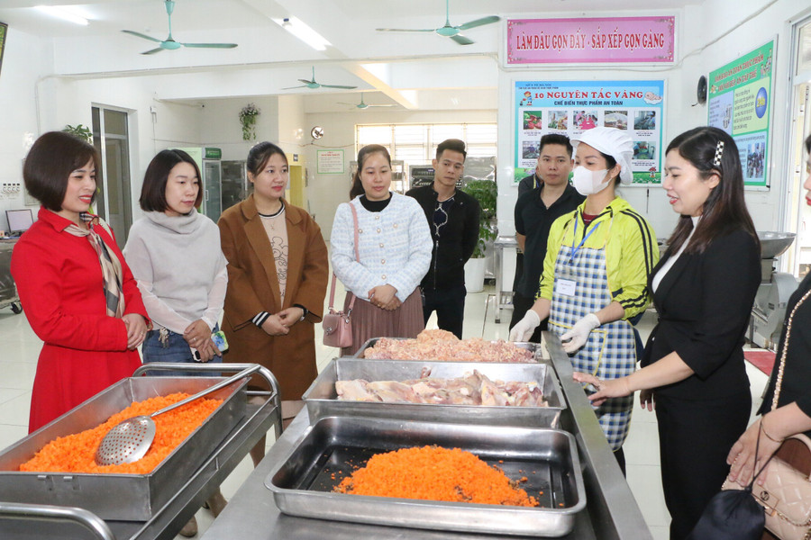 Phụ huynh tới thăm quan, giám sát quy trình giao nhận thực phẩm, sơ chế, chế biến món ăn tại bếp ăn Trường Mầm non An Khánh B. Phụ huynh tới thăm quan, giám sát quy trình giao nhận thực phẩm, sơ chế, chế biến món ăn tại bếp ăn Trường Mầm non An Khánh B.