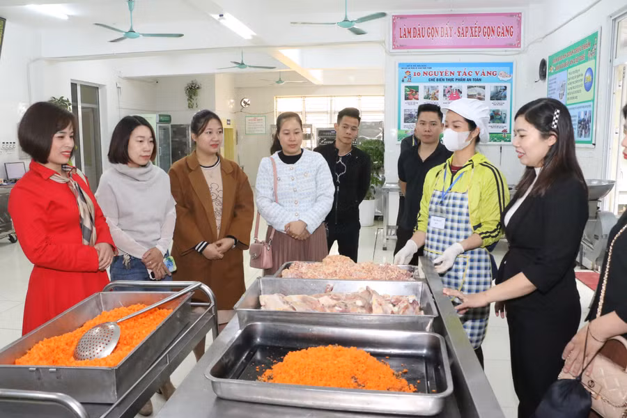 Phụ huynh tới thăm quan, giám sát quy trình giao nhận thực phẩm, sơ chế, chế biến món ăn tại bếp ăn Trường Mầm non An Khánh B.