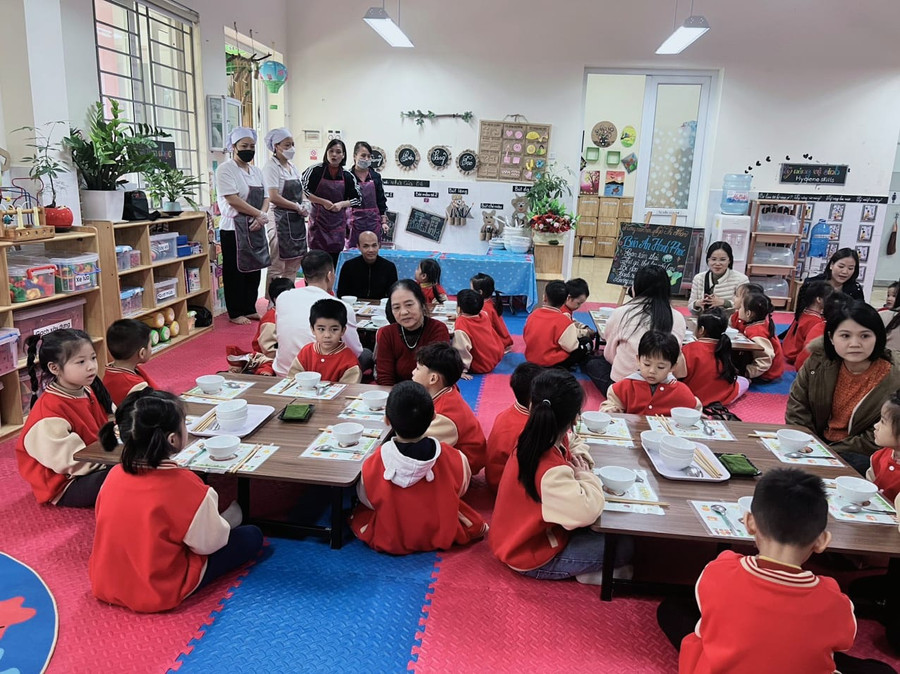 Phụ huynh cảm thấy vui vẻ khi tham gia ăn trưa bán trú cùng con tại lớp.