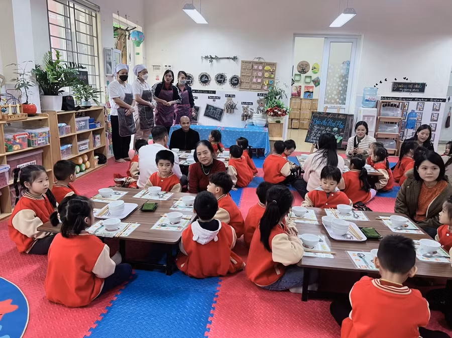 Phụ huynh cảm thấy vui vẻ khi tham gia ăn trưa bán trú cùng con tại lớp.