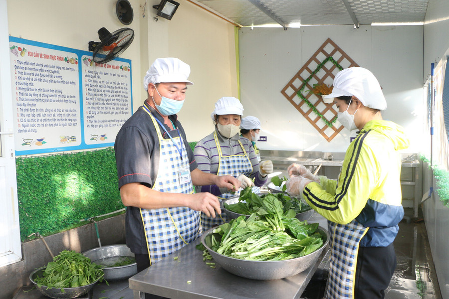 Nhân viên nuôi dưỡng đang làm nhiệm vụ tại bếp ăn Trường Mầm non An Khánh B. Nhân viên nuôi dưỡng đang làm nhiệm vụ tại bếp ăn Trường Mầm non An Khánh B.