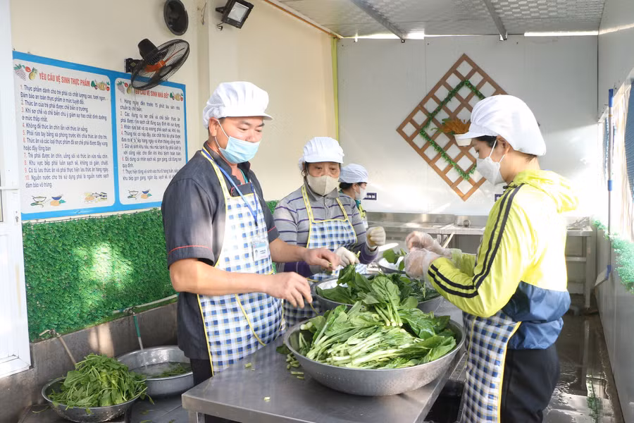 Nhân viên nuôi dưỡng đang làm nhiệm vụ tại bếp ăn Trường Mầm non An Khánh B.