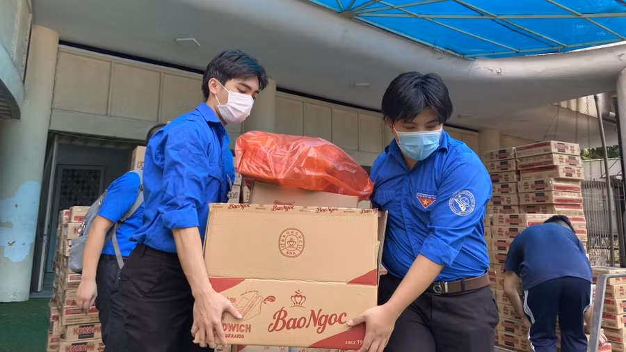 Những suất quà  có ý nghĩa động viên tinh thần các bạn sinh viên khó khăn vượt qua đại dịch