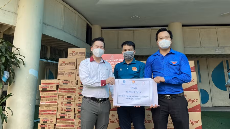 Tặng 1000&nbsp; suất quà tiếp sức sinh viên khó khăn&nbsp; ảnh 1