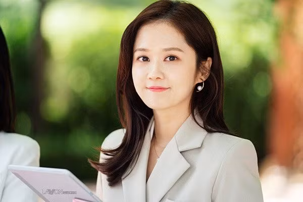 Jang Nara luôn cho thấy một hình ảnh rạng rỡ, xinh đẹp không chút góc chết khi xuất hiện trước ống kính truyền thông.