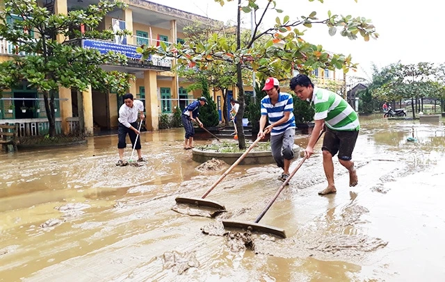 Dọn dẹp sân trường sau lũ rút. (Ảnh minh hoạ)