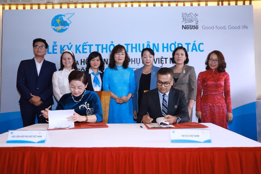 Bà Trần Thị Hương, Phó Chủ tịch Hội LHPNVN ký kết biên bản thỏa thuận hợp tác với ông Binu Jacob, Tổng giám đốc Nestlé Việt Nam