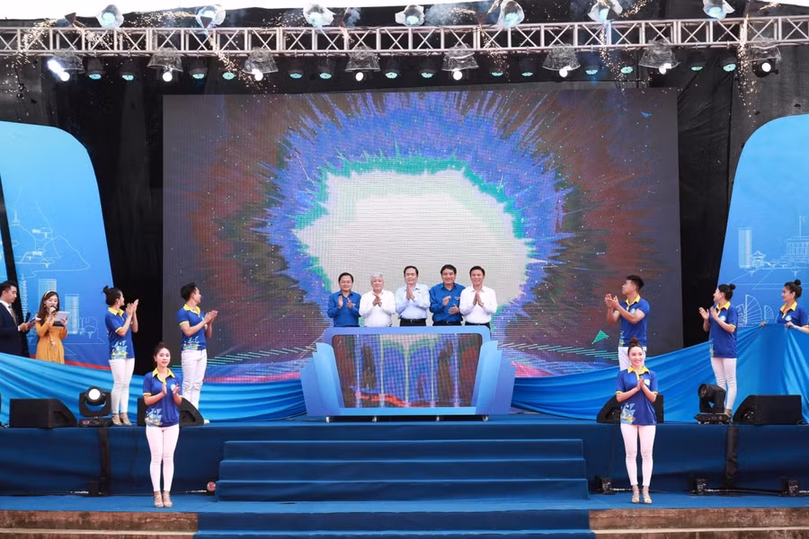 Các vị lãnh đạo Đảng và Nhà nước dự Lễ ra quân Chiến dịch Thanh niên tình nguyện hè 2022.