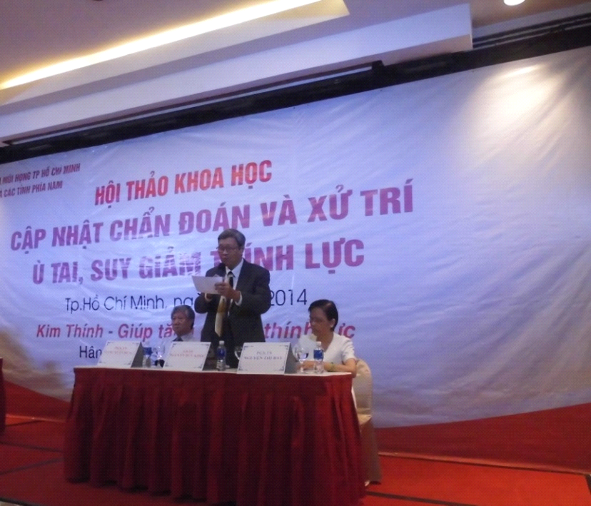 Ảnh (từ trái qua): PGS.TS Đặng Xuân Hùng - Trưởng Khoa Tai Mũi Họng - Bệnh viện Trưng Vương, GS.TS Nguyễn Hữu Khôi - Nguyên Phó Chủ tịch Hội Tai Mũi Họng Việt Nam, PGS.TS Nguyễn Thị Bay – Giám đốc Cơ sở 3- Bệnh viện ĐH Y Dược TP.HCM