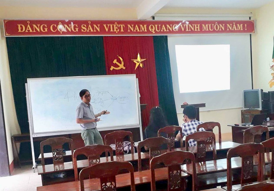 TS. Nguyễn Quang Lịch (Trưởng bộ môn Kỹ thuật công trình) giảng bài cho sinh viên đến từ trường Đại học Kasetsart, Thái Lan
