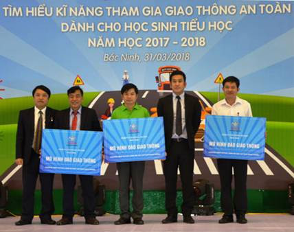 Ban tổ chức trao “Mô hình đảo giao thông” cho 3 đoàn xuất sắc nhất tham gia giao lưu: Phú Thọ, Bắc Ninh, Hải Phòng