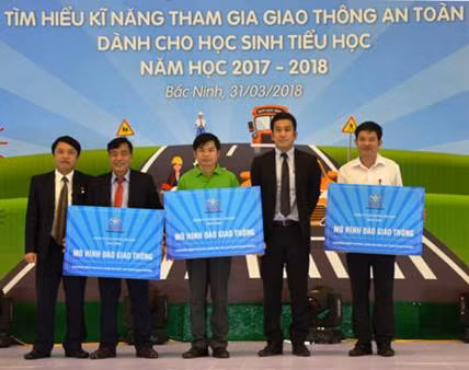 Ban tổ chức trao “Mô hình đảo giao thông” cho 3 đoàn xuất sắc nhất tham gia giao lưu: Phú Thọ, Bắc Ninh, Hải Phòng