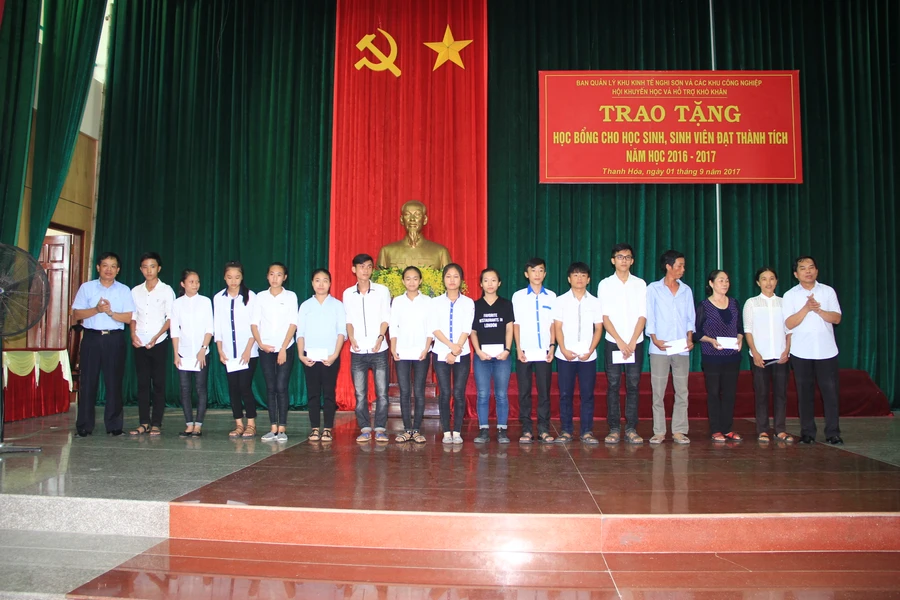 Trao học bổng cho các học sinh, sinh viên huyện Tĩnh Gia (Thanh Hóa) có thành tích xuất sắc trong năm học 2016-2017. Ảnh: Nguyễn Quỳnh