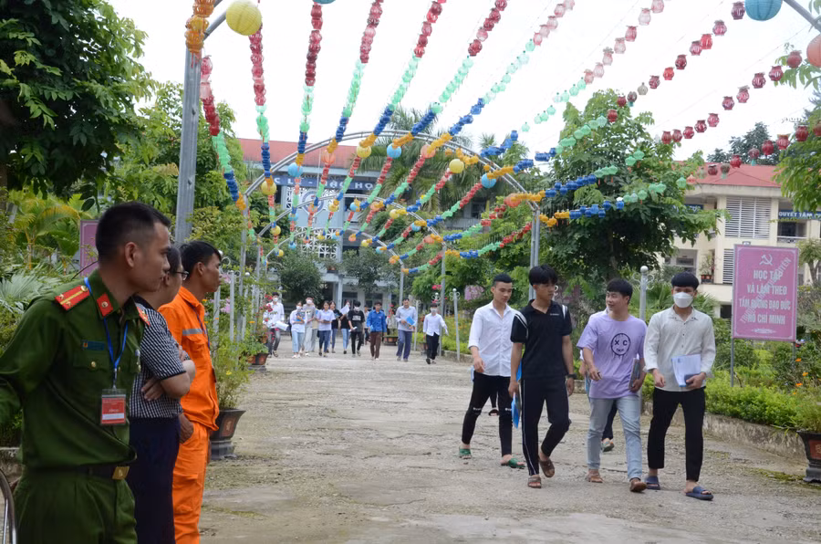 Thí sinh tại Điểm thi THPT Than Uyên hoàn thành các bài thi tổ hợp.