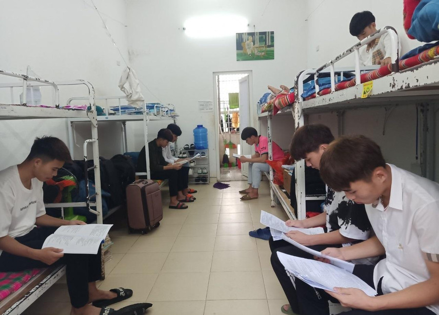 Một số thí sinh tranh thủ ôn bài trước giờ thi.