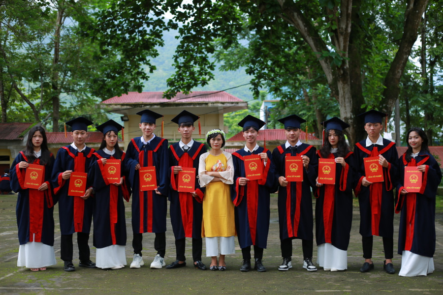 Cô Hoàng Thị Hoa (áo vàng) giáo viên môn Toán trường THPT huyện Mường Tè (Lai Châu). Cô Hoàng Thị Hoa (áo vàng) giáo viên môn Toán trường THPT huyện Mường Tè (Lai Châu).