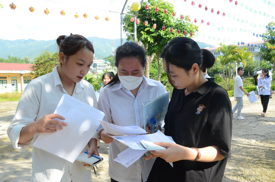Thí sinh trao đổi kết quả sau giờ làm bài. Thí sinh trao đổi kết quả sau giờ làm bài.