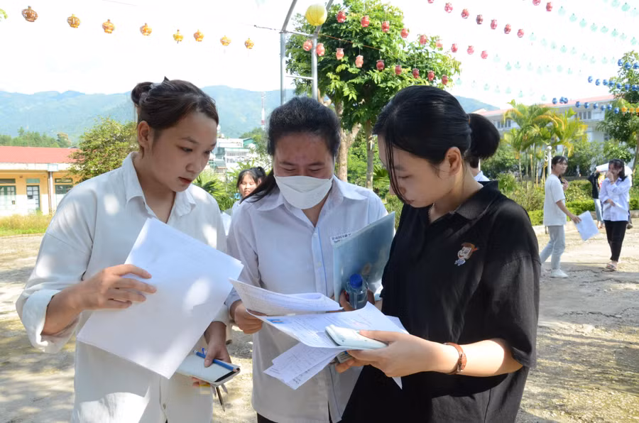 Thí sinh trao đổi kết quả sau giờ làm bài.