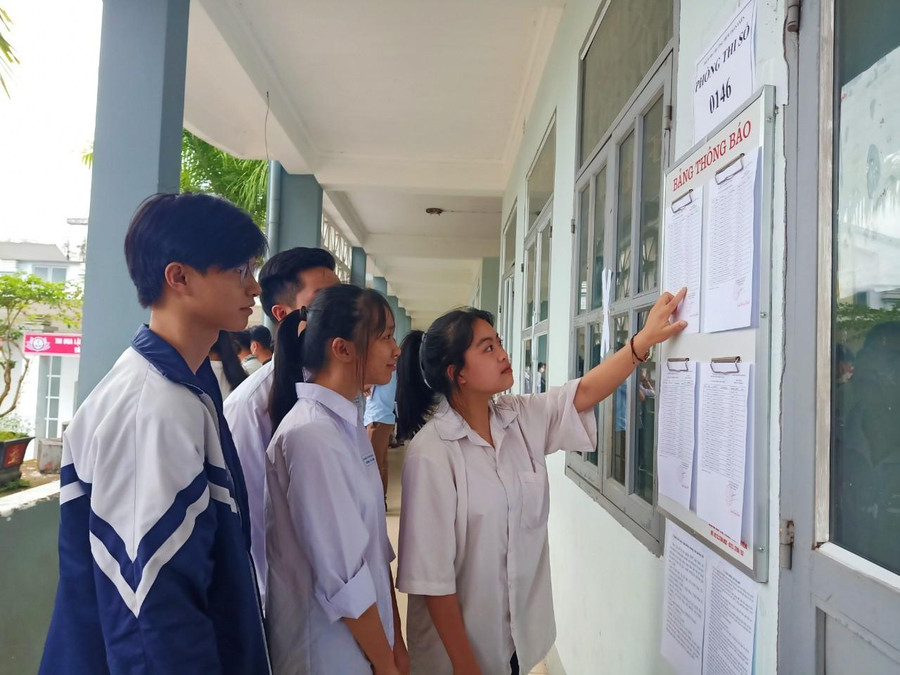 Thí sinh tại Điểm thi trường THPT Than Uyên kiểm tra số báo danh trước khi bước vào phòng thi. Thí sinh tại Điểm thi trường THPT Than Uyên kiểm tra số báo danh trước khi bước vào phòng thi.