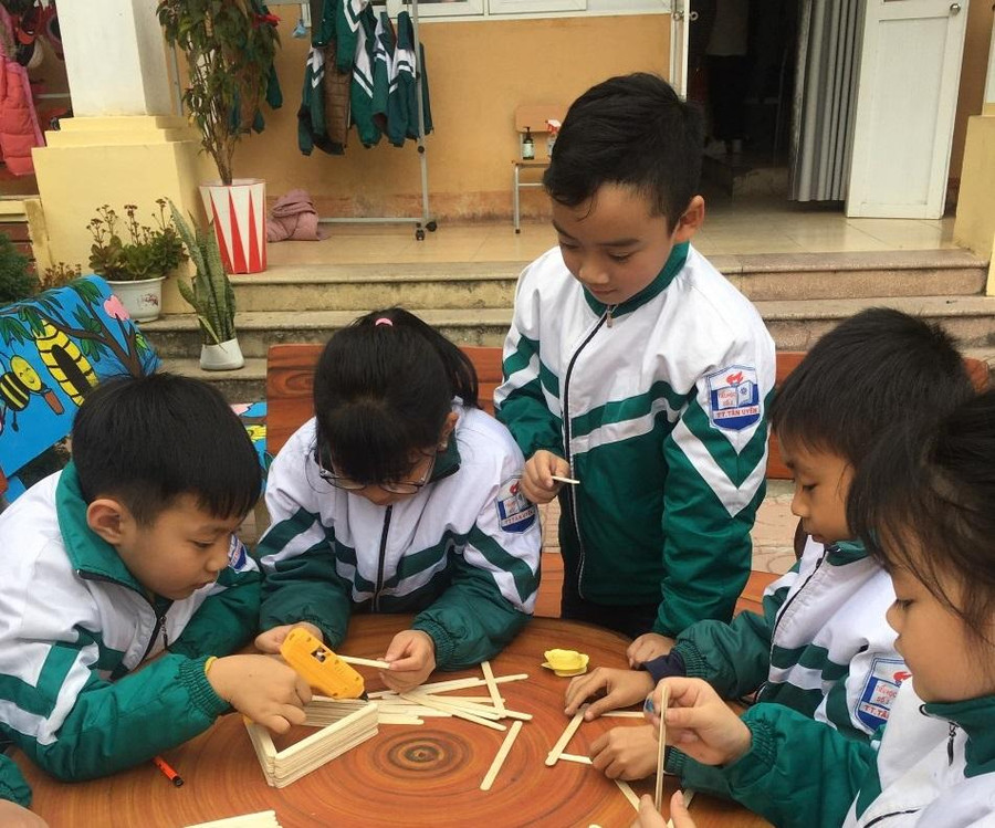 Học sinh Trường Tiểu học số 1, thị trấn Tân Uyên. Học sinh Trường Tiểu học số 1, thị trấn Tân Uyên.