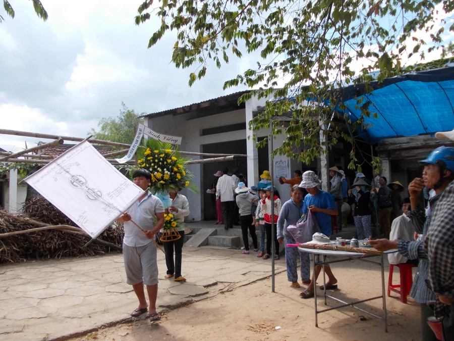 Bà con làng xóm đưa bé Thuận đi an táng