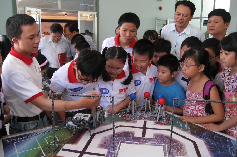 Học sinh tham gia tìm hiểu về các mô hình Robot tại khóa học.