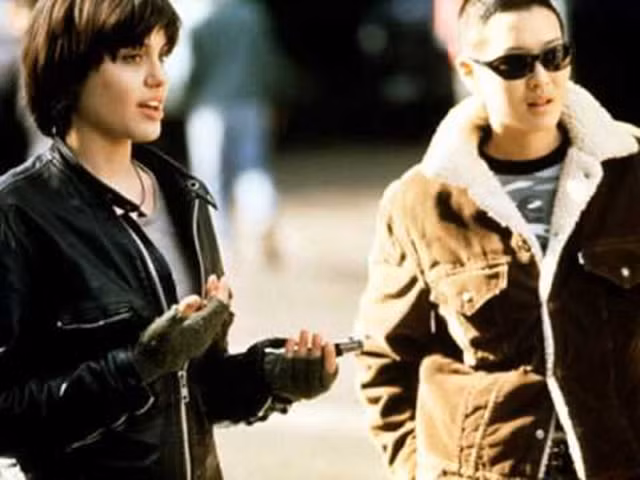 Angelina Jolie và mối tình đồng tính nổi loạn khi còn trẻ