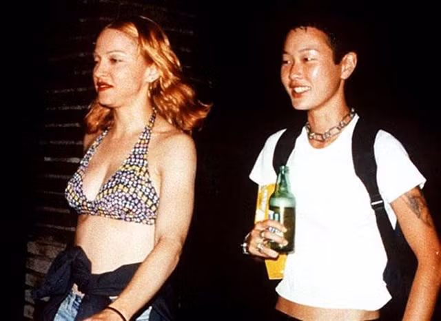  Jenny từng có mối tình chớp nhoáng với nữ ca sĩ Madonna. 