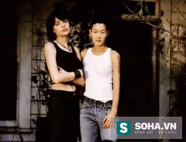  Angelina và Jenny quen nhau khi đóng phim năm 1996. 