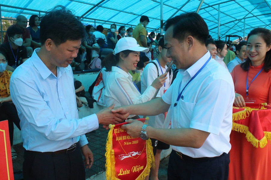 Ông Nguyễn Đức Thịnh, Phó Giám đốc Sở Giáo dục và Đào tạo, Trưởng ban tổ chức trao cờ lưu niệm cho các đội tham gia. Ông Nguyễn Đức Thịnh, Phó Giám đốc Sở Giáo dục và Đào tạo, Trưởng ban tổ chức trao cờ lưu niệm cho các đội tham gia.