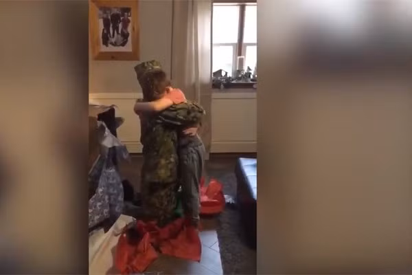  Cậu bé quá hạnh phúc khi gặp lại bố sau bao ngày xa cách. 