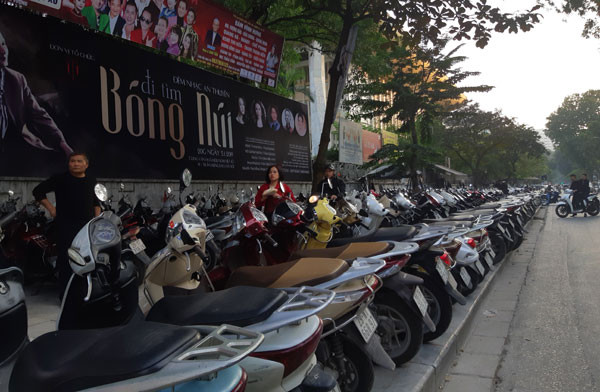 Điểm trông giữ xe ngày và đêm tại vỉa hè, lòng đường phố Yết Kiêu do Công ty CP 901 quản lý lộ hàng loạt sai phạm 13