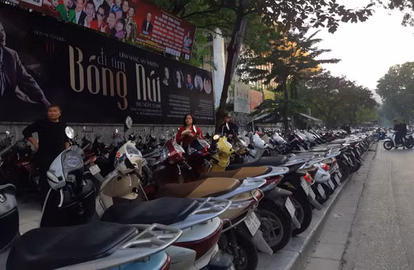 Điểm trông giữ xe ngày và đêm tại vỉa hè, lòng đường phố Yết Kiêu do Công ty CP 901 quản lý lộ hàng loạt sai phạm 13