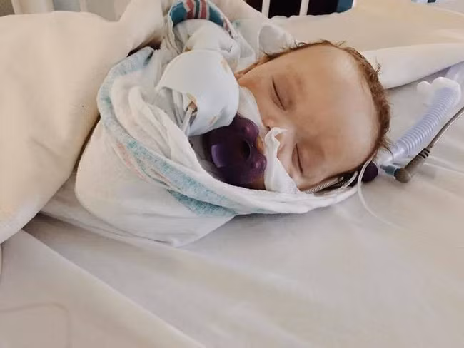 Bà mẹ ngàn lần hối tiếc vì đã để người ngoài thoải mái cưng nựng, ôm hôn con - Ảnh 1.