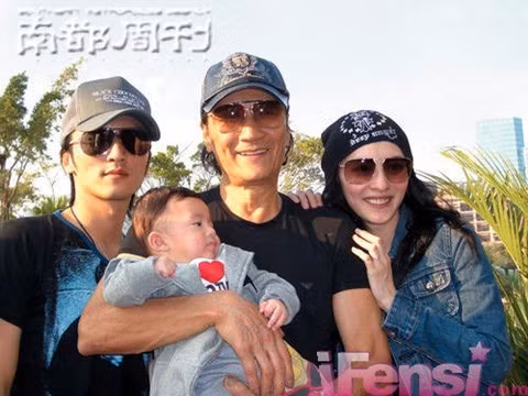 Tạ Hiền chụp ảnh cùng gia đình Trương Bá Chi và Tạ Đình Phong lúc còn mặn nồng.