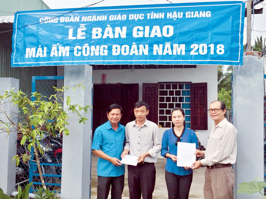Cô giáo Nguyễn Thị Hoan, giáo viên Trường THPT Phú Hữu (huyện Châu Thành, Hậu Giang) vui mừng nhận nhà Mái ấm CĐ Cô giáo Nguyễn Thị Hoan, giáo viên Trường THPT Phú Hữu (huyện Châu Thành, Hậu Giang) vui mừng nhận nhà Mái ấm CĐ