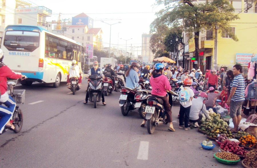 Cảnh họp chợ trên mặt đường 2 - 4