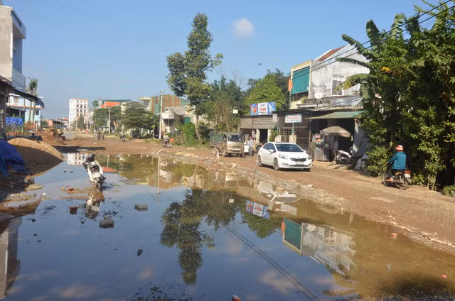 Tuyến đường dài hơn 300 m là nỗi ám ảnh của người dân phường Nghĩa Chánh và tiểu thương chợ đầu mối nông sản suốt nhiều năm qua.